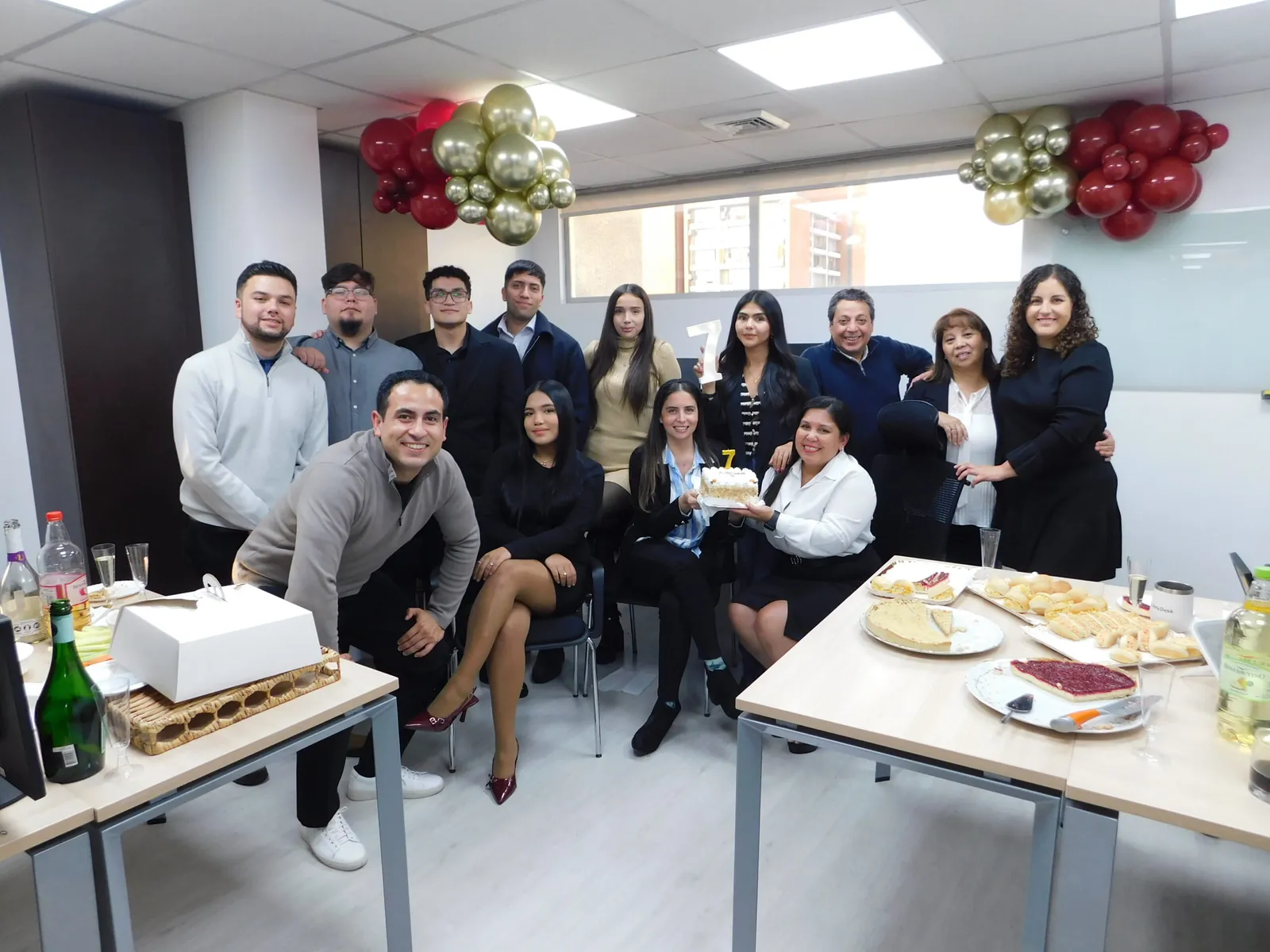 Equipo de Bombé en su oficina